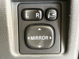 【電動格納ミラー】サイドミラーは電動格納式となっており、狭い駐車場でもキズがつくリスクを抑えられます。