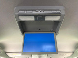 【フリップダウンモニター】大画面モニターで後席でもエンタメをお楽しみいただけます。小さなお子様にも大人気の装備です♪