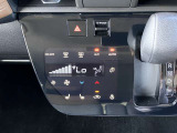 設定した温度をしっかりキープしてくれるオートエアコンで車内はいつでも快適です。タッチパネル式で凹凸がないからお掃除もラクラク♪