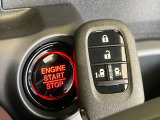 【Hondaスマートキー】カバンやポケットに入れたままでもドアの施錠・解錠が可能なスマートキーを装備。エンジンのオン・オフ時もカギを取り出す必要が無いからとっても便利です♪