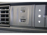 USBソケットがついていますのでコードを繋げばスマートフォンなどの充電が出来ます!オーディオソース USB 対応しております。