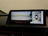 パノラミックビューモニター付きです。車両を上から見たような映像をディスプレイオーディオ画面に表示。運転席からの目視だけでは見にくい、車両周辺の状況をリアルタイムでしっかり確認できます。