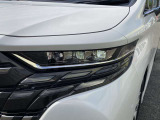 【LEDヘッドライト】悪天候や夜間走行時も良好な視界を確保し安心して運転できる高輝度LEDヘッドライトを装備!