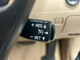 高速道路で便利な【クルーズコントロール】も装着済み。アクセルを離しても一定速度で走行ができる装備です。加速減速もスイッチ操作でOKです。