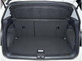 トランクルームは、リヤシートを倒すと、長い荷物もしっかり収納する使い勝手の良いトランクルームです。床板上段使用。