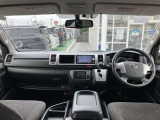 【運転席・インパネまわり】ハンドル・シート・フロアーなど隅々までプロによるクリーニング済み☆彡キレイな車内でドライブが一層快適にお楽しみいただけます!!