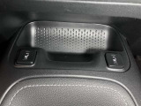 フロントシ-ト左右シ-トヒ-タ-付き車両です。