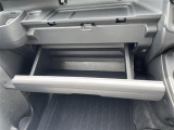 【グローブボックス】大容量のグローブボックスです!!車検証ケース他、日頃使う小物類の収納スペースもたくさんあります!