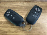 【スマートキー】 スマートキーを携帯していれば、ドアハンドルのボタンを押してロックの解除ができ、パワースライドドア(左側)もワンタッチで開閉できます。