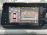 アラウンドビューモニターです。4つのカメラからの映像を合成・処理することで空から見下ろすような視点で周囲を確認でき、駐車時のクルマの位置確認がスムーズになります。