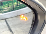 【ブラインドスポットモニター】走行中、ドアミラーの死角になりやすい箇所に後続車が接近するとサイドミラーのレンズに警告を表示!ドライバーに注意喚起をしてくれます。