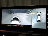 パノラミックビューモニター。車両を上から見たような映像を表示。運転席から目視しにくい車両周囲の状況をリアルタイムで確認できます。