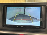 リバースギアに入れるだけで後方の表示へ切り替わります。夜間や雨の日の駐車も楽になりますよ。