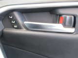 運転席はメモリー機能付きパワーシートです。