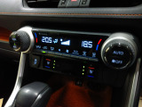 オートエアコンは左右席で独立温度コントロールが可能です。運転席はキンキンに冷やして助手席はマイルドにと言った設定が可能です。暑さ寒さでケンカすることもなくなりますね。