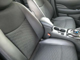 90周年記念車専用シートになっており、クリスタルスエード&レザレットコンビシートになっており、高級感がありお手入れがし易い革シートにっております。