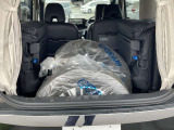 バックドアを開けた瞬間、お買い物した荷物が崩れてきた〜((+_+))なんて事も、上側のドアを開ければ崩れる心配なく荷物を取り出せます(*^^)v