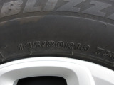 タイヤサイズは、145/80R13です。
