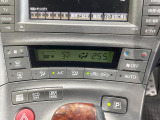 【オートエアコン】一度お好みの温度に設定すれば、車内の温度を検知し風量や温度を自動で調整。暑い&hellip;寒い&hellip;と何度もスイッチ操作をする必要はありません。快適な車内空間には必須の機能ですね♪