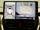 【パノラマモニター】車両を上空から見たような映像を表示。駐車が苦手な方でも、周囲の状況を把握しながら安全に操作できる便利な機能です。