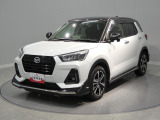 冬道の安心感が心強い4WD。パノラマモニターやシートヒーターなど運転をサポートする便利な装備が充実。手に触れる部分は丁寧に清掃済みで、生活に寄り添う頼れる相棒です。