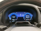 とっても見やすいメーターです。夜間時はラグジュアリーな気分にさせてくれる照明が魅力ですので、夜のドライブも楽しみになりますよ♪