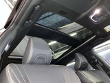 爽やかな風と光が差し込む開放的な車内で、至福のドライブを心ゆくまで。