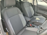長時間運転でも疲れにくい設計の高品質シートを採用。姿勢が自然に決まり、街乗りから高速道路まで快適なドライブをサポートします。