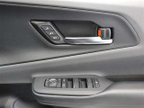 運転席シートポジションメモリーでスイッチを押すだけでシートが設定したポジションに動くので便利です!