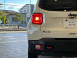 一目でレネゲードと識別できるジェリカンモチーフのLEDテールランプ。高い発光量で悪天候や夜間走行時にも後続車へしっかり存在をアピールして追突を防ぎます。