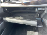【グローブボックス】大容量のグローブボックスです!!車検証ケース他、日頃使う小物類の収納スペースもたくさんあります!