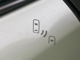 【ブラインドスポットモニター】走行中、ドアミラーの死角になりやすい箇所に後続車が接近するとサイドミラーのレンズに警告を表示!ドライバーに注意喚起をしてくれます。