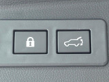 【パワーバックドア】スマートキーや運転席のボタンを押すだけでリアゲートが自動で開閉します!荷物を持っている時や、高い位置にあるバックドアを閉める際に便利な機能です♪