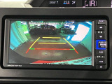 【バックカメラ】 駐車時に車両後方の様子を見ることができるので、運転の不安を軽くします。