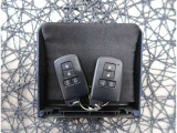 【スマートキー】キーをバッグやポケットに入れたままでもドアロックの開閉が出来るほか、エンジンキーを挿さなくてもエンジンスタートストップが出来ます。