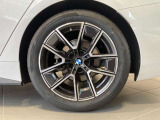 BMWの純正アロイホイールは軽量かつ強度にも優れているホイールで走行性能を引き上げる設計になっております。足元にもBMWは妥協がなくこだわっている個所になります。