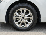 標準装備の純正15インチアルミホイール。タイヤサイズは185/65R15です。