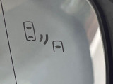 【ブラインドスポットモニター】走行中、ドアミラーの死角になりやすい箇所に後続車が接近するとサイドミラーのレンズに警告を表示!ドライバーに注意喚起をしてくれます。