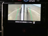 【パノラミックビューモニター】映像で、見づらい車両周辺の確認をアシスト。クルマを真上から見ているような映像を表示。 運転席から確認しにくい車両周囲の状況を把握。