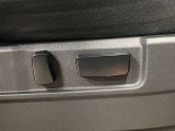【パワーシート】電動でシートポジションの変更が可能です。手動式より細かくシート設定が可能ですのでより快適な姿勢でドライブを楽しんで頂けるでしょう。