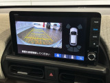 リバースギアに入れるだけで後方の表示へ切り替わります。夜間や雨の日の駐車も楽になりますよ。