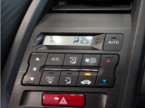 【フルオートエアコン】温度を設定すれば自動で快適な車内温度を保ちます。冬場や雨天時の窓の曇り取りにも使えます。