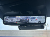 ルームミラーにリヤゲートに搭載されたカメラ画像を映し出すことが可能!後席に人が座っていたり荷室に大きな荷物があっても良好な後方視界が得られます!