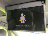【13.2型有機ELフリップダウン】三列目からでも迫力のエンタメが観れる大画面フリップダウン。有機ELのモニターでは、一般的なフリップダウンよりも高コントラストでキレイな映像を楽しめます。