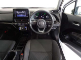 革巻きステアリングで快適な操作性の運転席です。