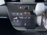 設定した温度をしっかりキープしてくれるオートエアコンで車内はいつでも快適です。タッチパネル式で凹凸がないからお掃除もラクラク♪