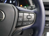 車間距離を保ちながら追従走行するレーダークルーズコントロール(全車速追従機能付)装備。ミリ波レーダーと単眼カメラで先行車を認識し、設定した車間距離を保ちながら追従走行を支援します。