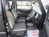 女性の方ももちろんですが、運転席側、助手席側の足元スペースが広いので男性の方が運転しても窮屈になりにくいですよ!