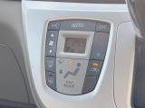 【オートエアコン】一度お好みの温度に設定すれば、車内の温度を検知し風量や温度を自動で調整。暑い&hellip;寒い&hellip;と何度もスイッチ操作をする必要はありません。快適な車内空間には必須の機能ですね♪