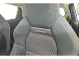 スポーティシート。高いホールド性で運転姿勢が安定。